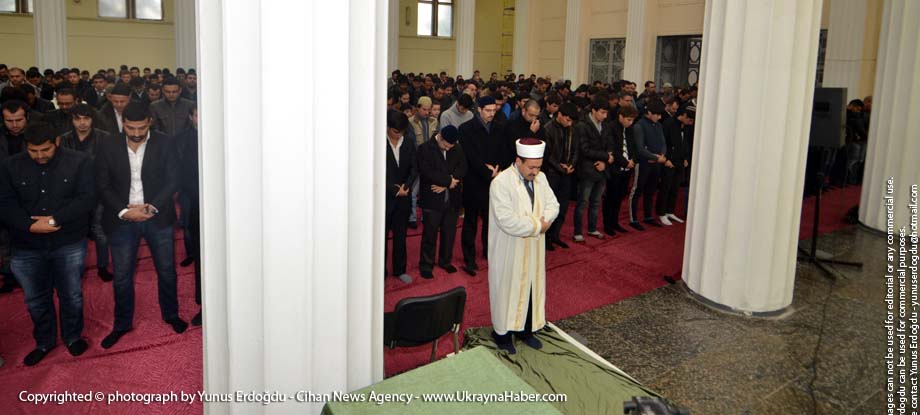 kievdeki-turkler-bayram-namazini-fuar-merkezinde-kildi